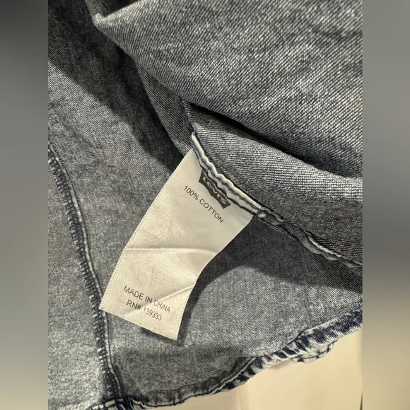 Levi’s Denim Button-Up Shirt - Picture 4 of 16
